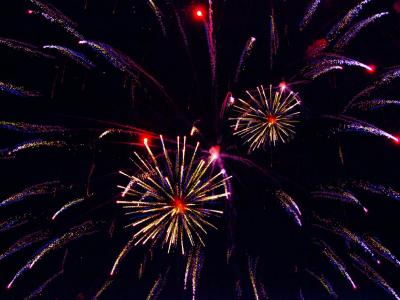 Colorati fuochi d'artificio illuminano il cielo notturno.